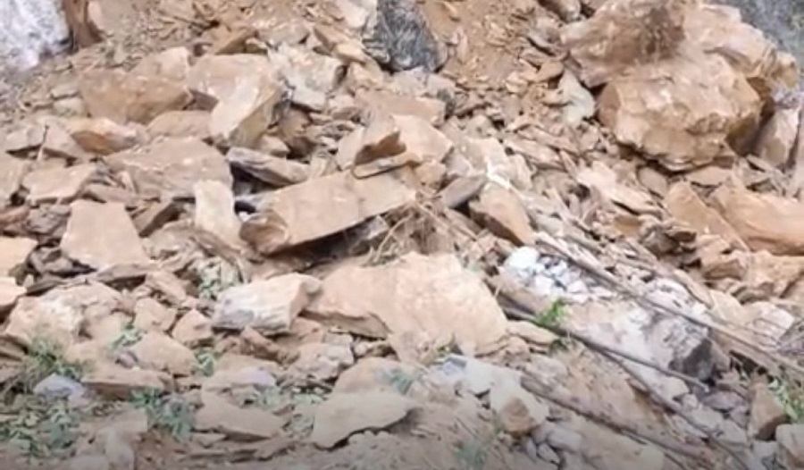 रामारोशन जाने सडक पहिरोका कारण अवरुद्ध