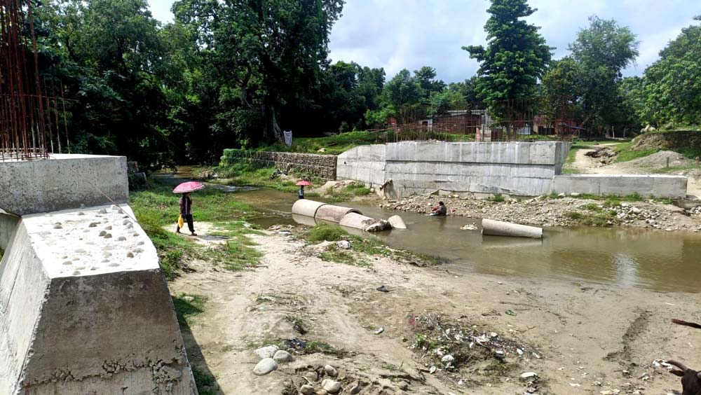 धनगढीको हुलाकी राजमार्गमा पुल नबन्दा स्थानीयलाई सास्ती