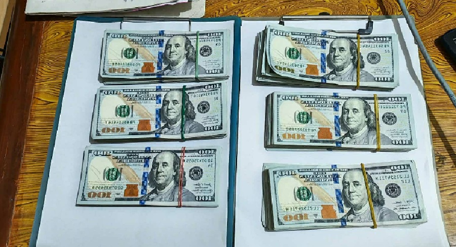 खुर्कोटबाट ५७ हजार अमेरिकी डलरसहित एक पक्राउ