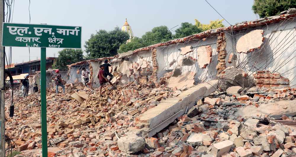 धनगढी बजारको मुख्य सडक फराकिलो बनाउन आज पनि संरचना भत्काइयो