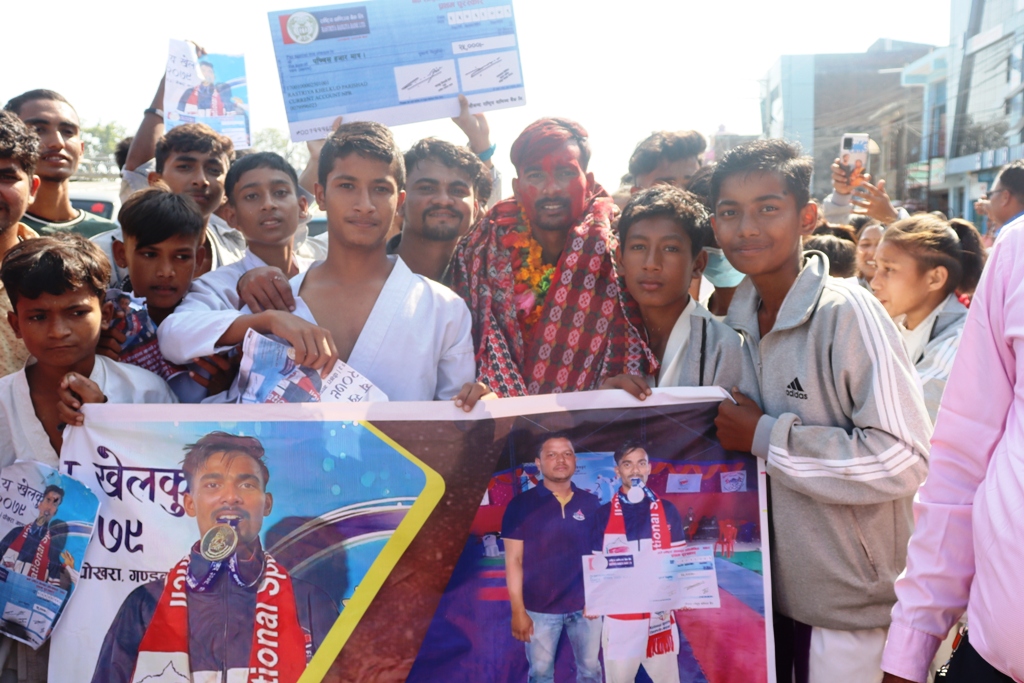 स्वर्ण पदक विजेता आनन्दलाई गृह जिल्लामा बाजागाजासहित स्वागत