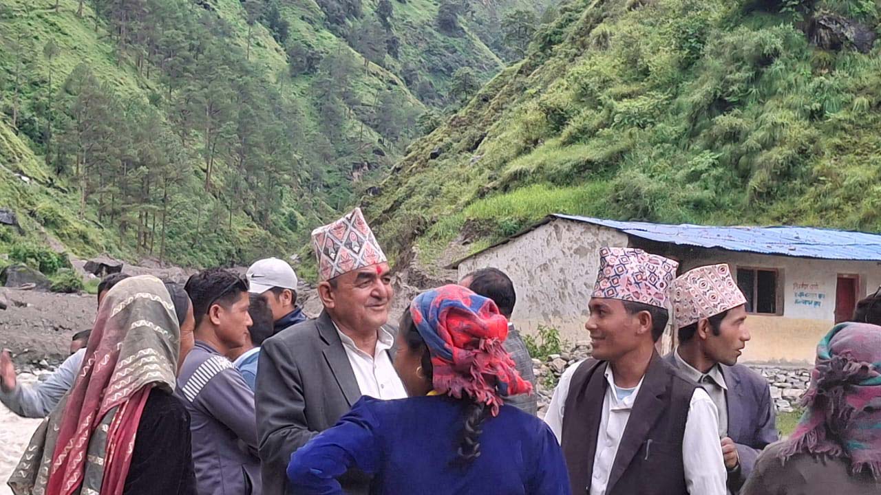 बाजुरामा बाढीपीडित खुलाआकाशमुनि, घरबासको प्रतीक्षामा स्थानीय