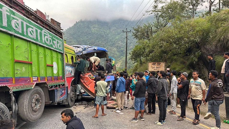 चितवनको गाईघाटमा ७ वटा गाडी ठोक्किएर भएको दुर्घटनामा २१ जना घाइते