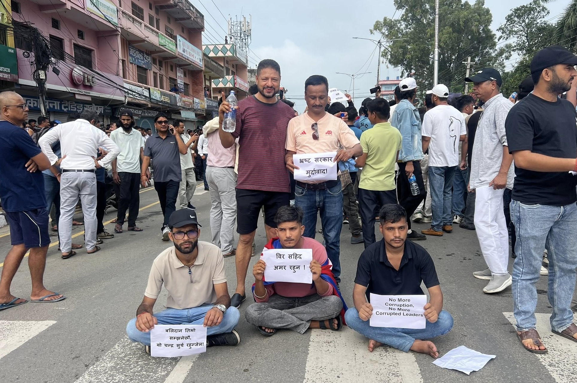 कैलालीमा जेनजीको प्रदर्शन उग्र,मुख्यमन्त्री कार्यालय घेराबन्दी