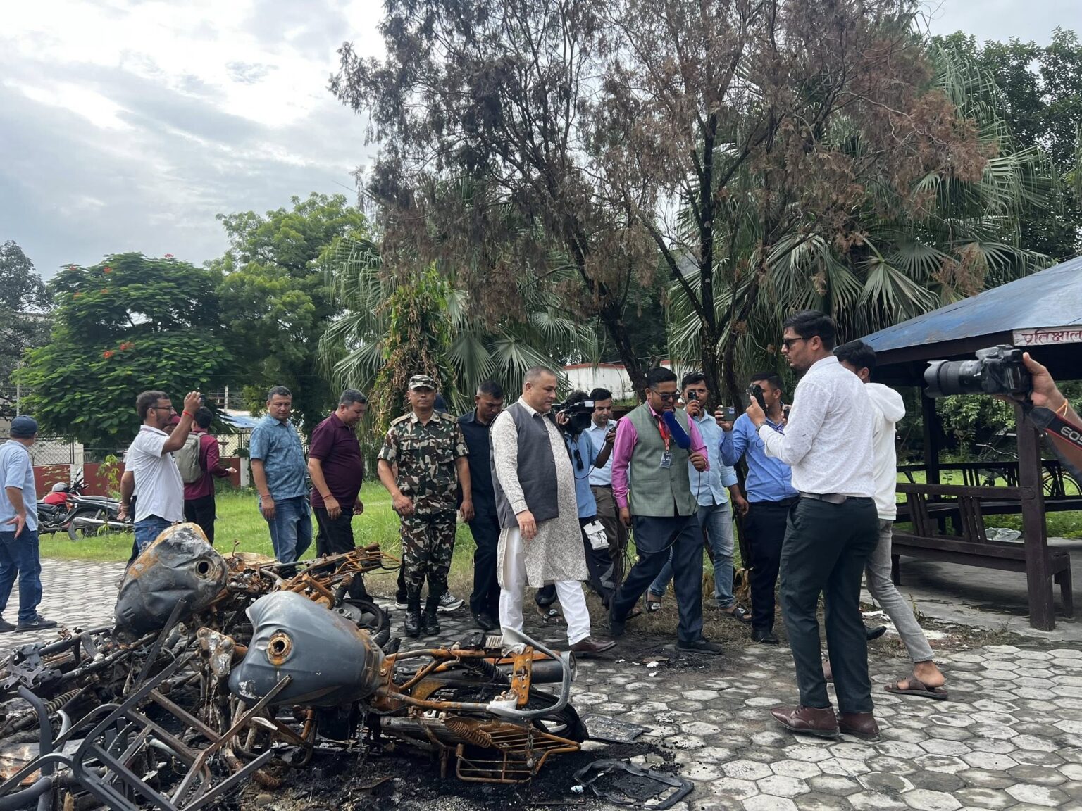 सुदूरपश्चिम प्रदेशका मुख्यमन्त्री शाहद्धारा जलेका सरकारी भवनको स्थलगत अनुगमन