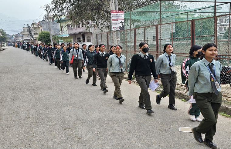 यसवर्षको एसईई शुरु, पहिलो दिन विद्यार्थीले अङ्ग्रेजी विषयको परीक्षा दिंदै