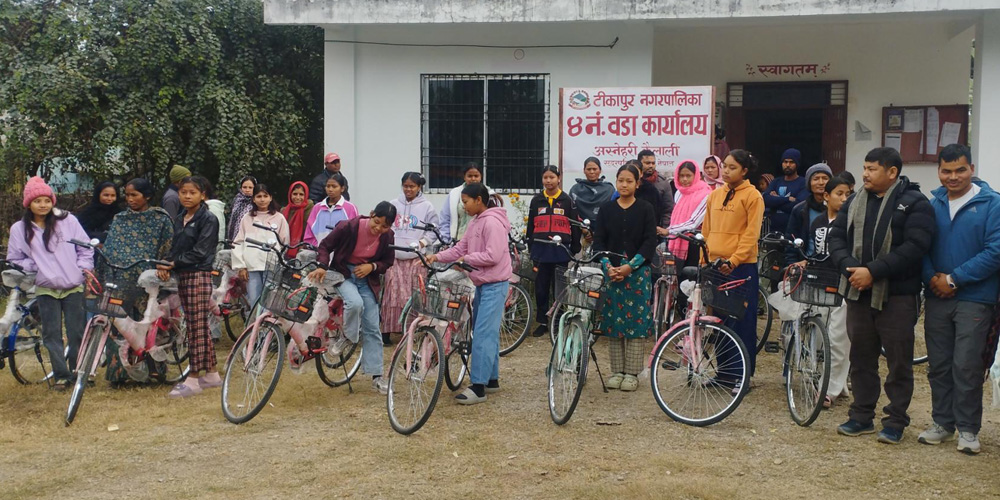 विपन्न समुदायका छात्रालाई वडा कार्यालयबाट साइकल सहयोग