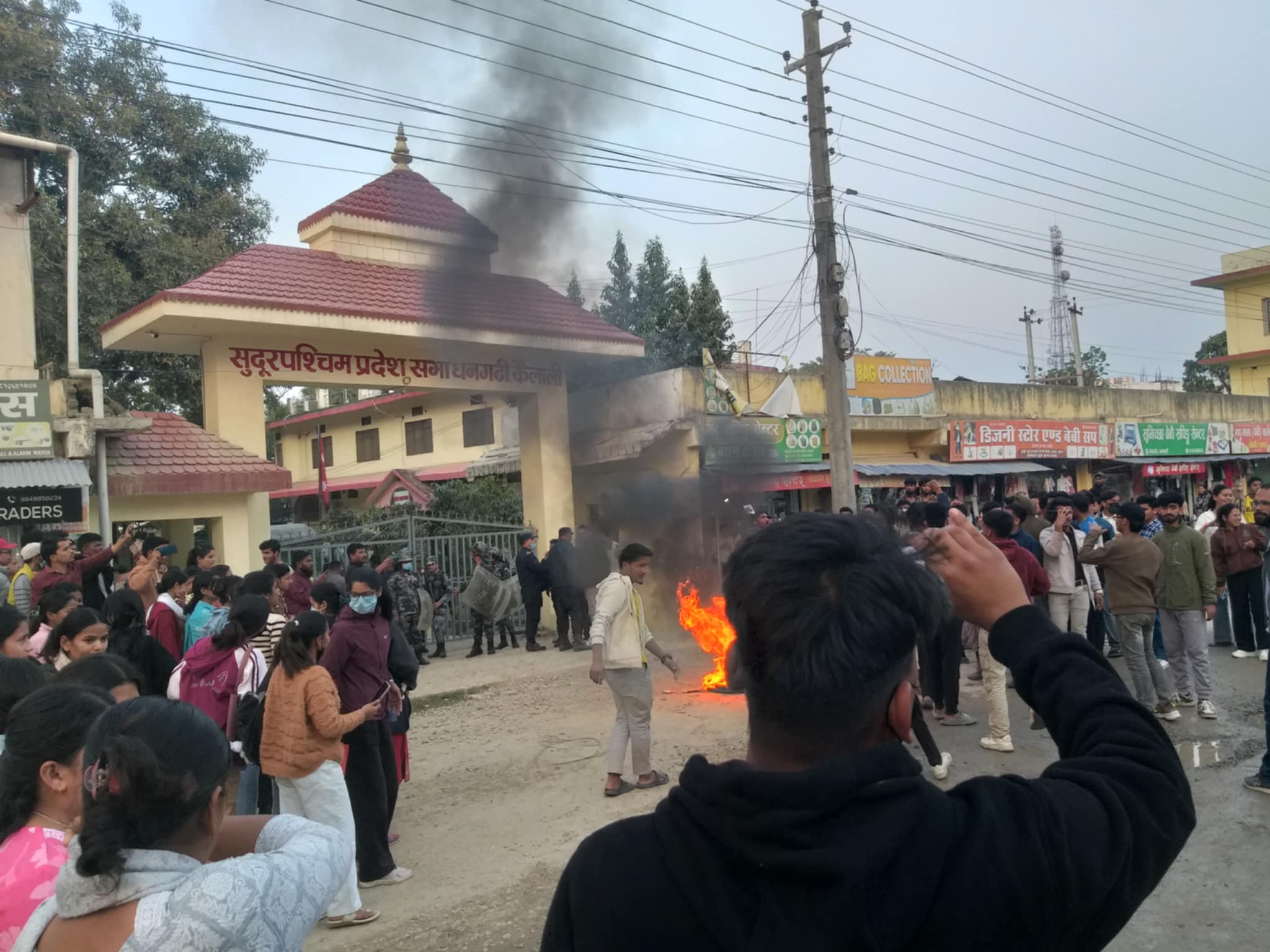 सुदूरपश्चिममा करारलाई स्थायी बनाउने कानुनको विरोधमा प्रदेश सभामा ढुङ्गा-मुडा