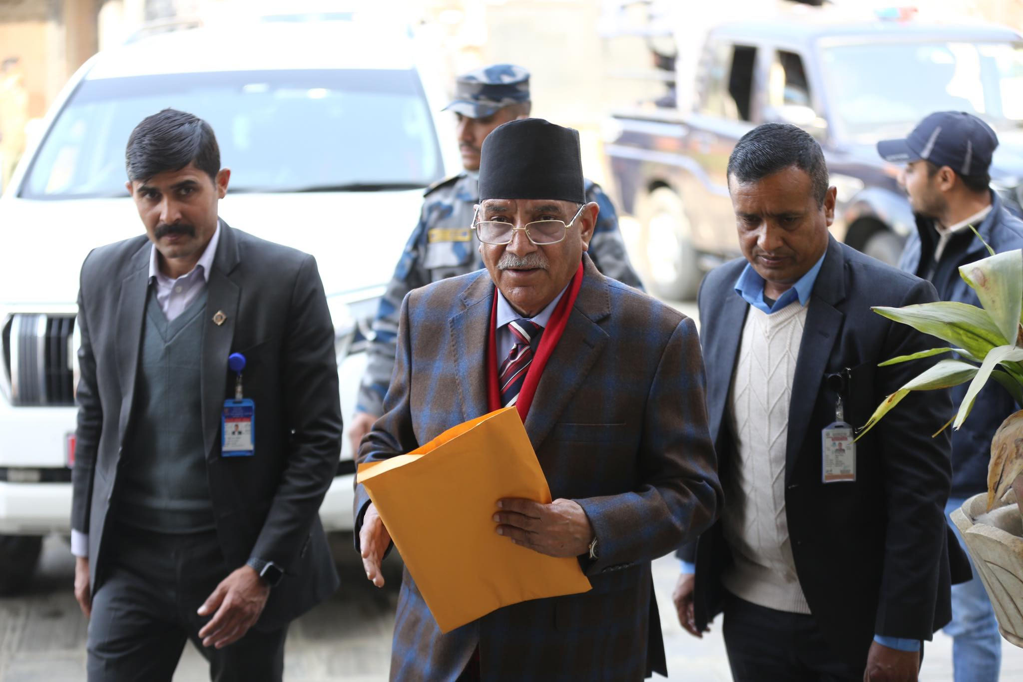 माओवादीको बैठक आज पनि, केन्द्रीय कमिटीबाट विशेष महाधिवेशन तोक्न प्रचण्डलाई दबाब