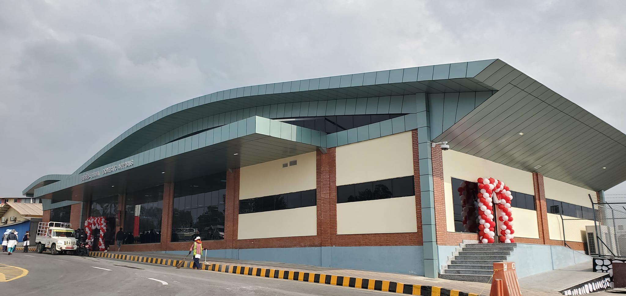 एमाले नेता शंकर पोखरेल र महेश बस्नेत चढेको जहाज अवतरण गर्न नदिने भन्दै सिमरामा प्रदर्शन