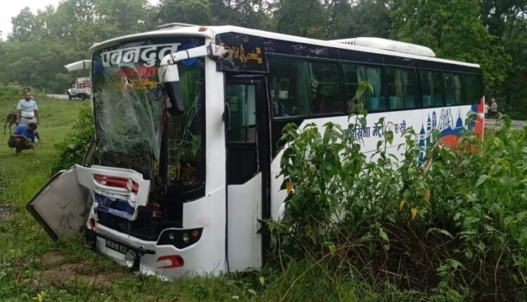 कैलालीमा बस र टिप्पर ठोक्किदा ६ जना घाइते