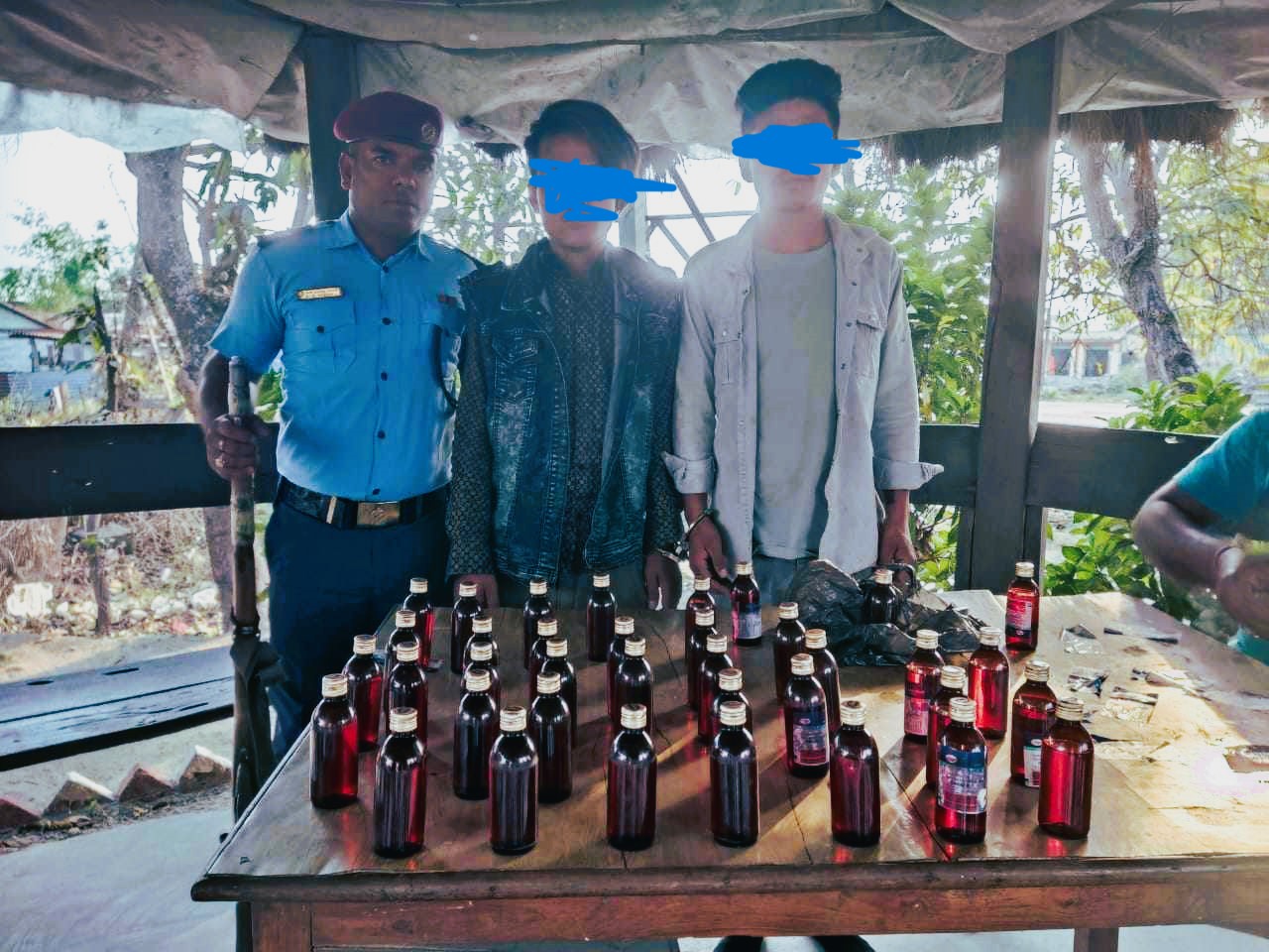 मोटरसाइकलको पेट्रोल ट्यांकीभित्र लुकाई लागुऔषधको तस्करी गर्ने दुई जना पक्राउ