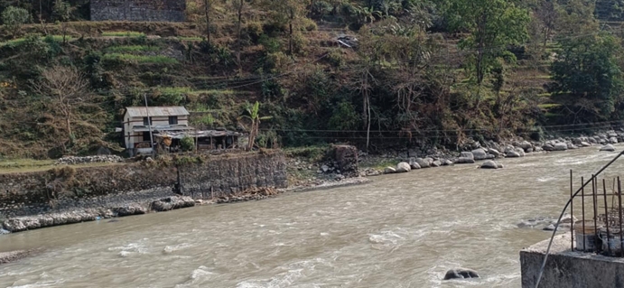 सडक कार्यालयका हाकिम र ठेकेदारको लापरबाहीले आठ वर्षदेखि पुल अलपत्र