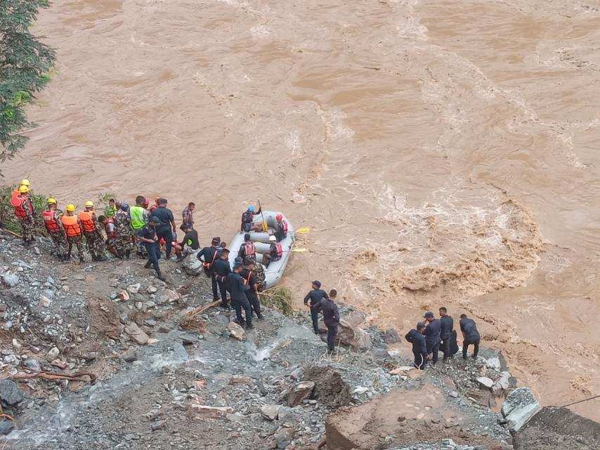चितवन दुर्घटना अपडेट : गोताखोरबाट बेपत्ताको खोजी सुरु
