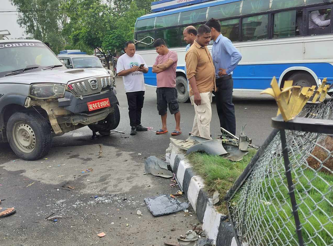 अत्तरिया चोकको डिभाइडरमा स्कार्पियो ठोक्कियो