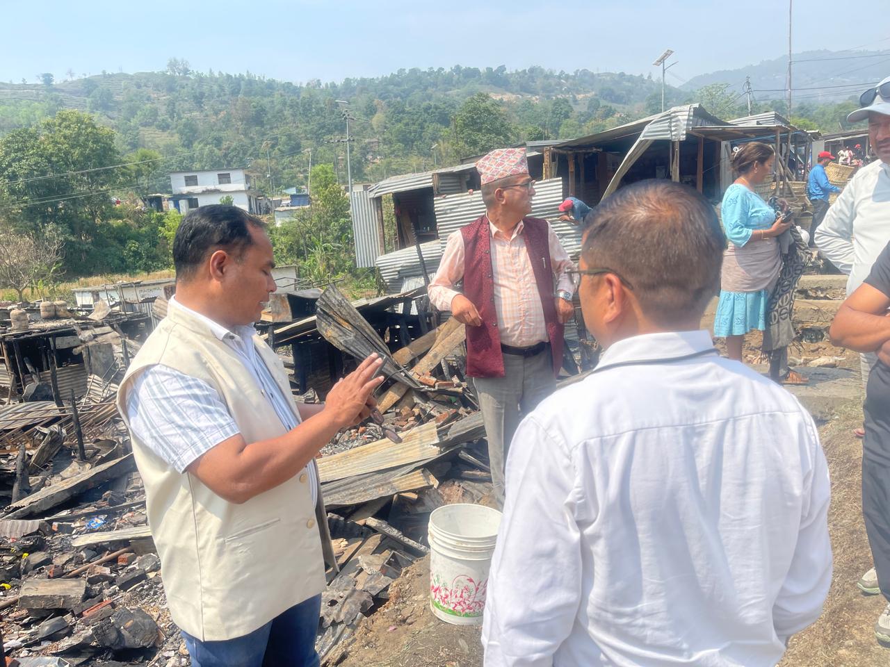 साँफेका आगलागी पीडितसँग माओवादी नेता तरंग : ५१ हजार सहयोगको घोषणा
