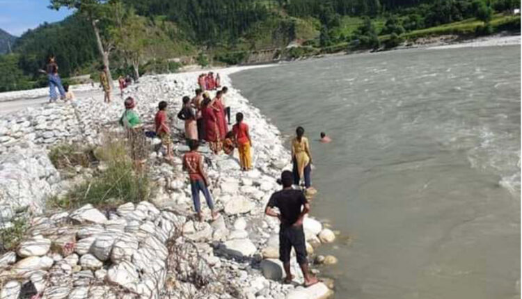 कर्णाली नदीमा डोजर पल्टिँदा एक जना बेपत्ता,खोजीकार्य जारी