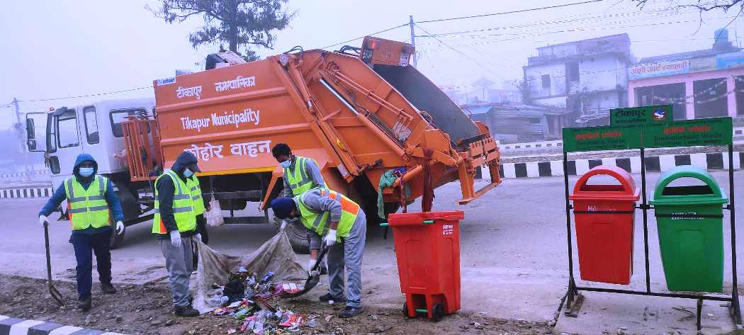 टीकापुरमा फोहोरवाहक भित्रिएपछि नगर सफा