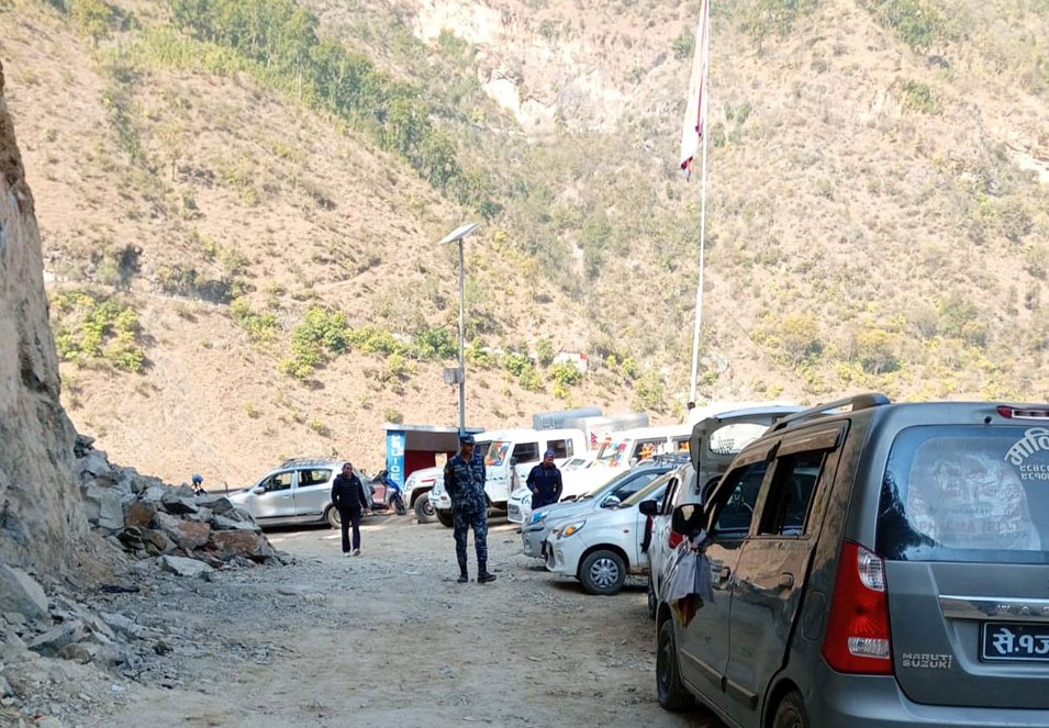 बैतडीको अन्तिम विन्दुका रूपमा रहेको झुलाघाट  सडक चौडा पार्ने काम सुरु