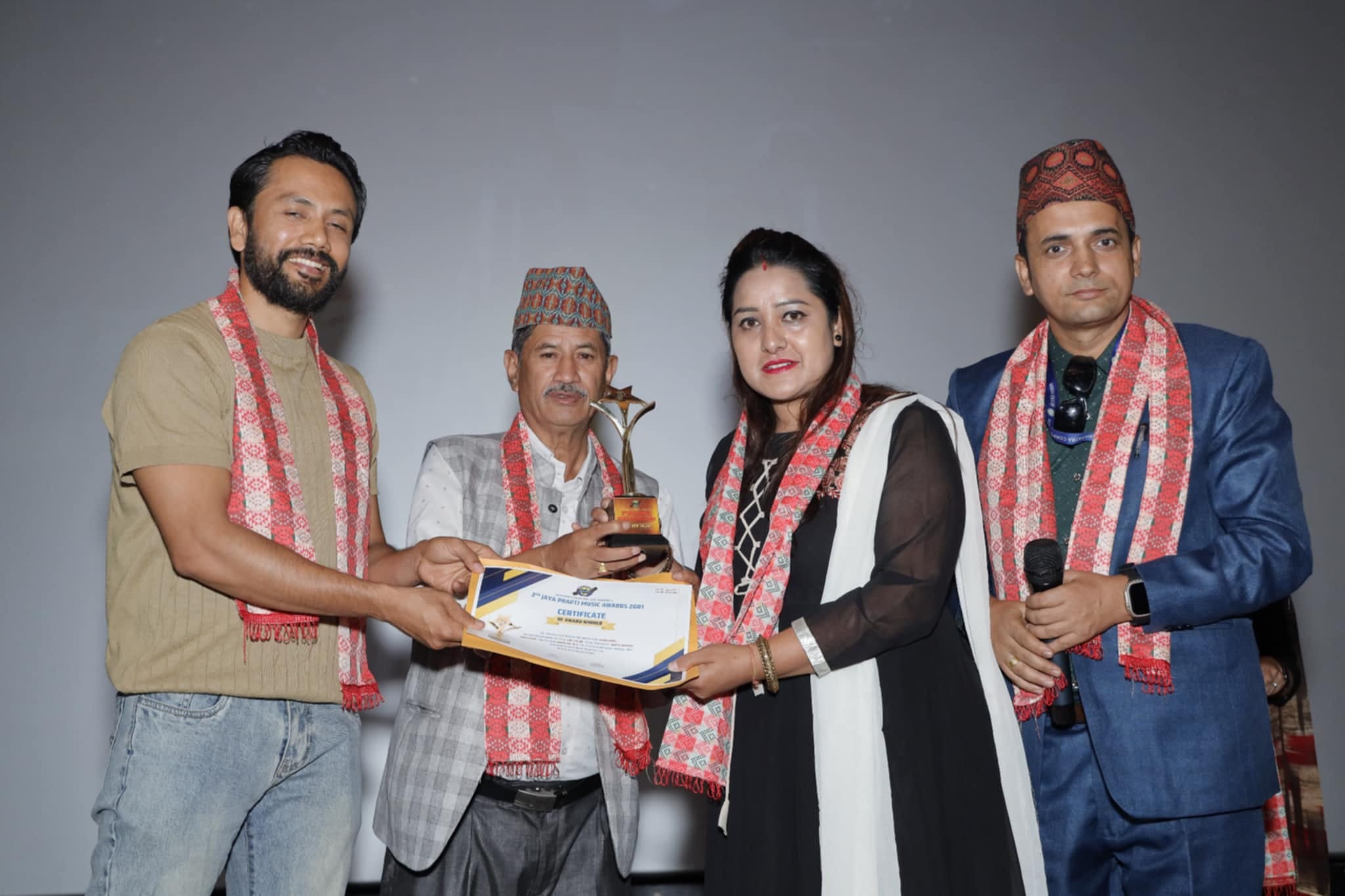 अछामका राम्याको प्रदेशीको कथा गीतकी गायिका थापालाई भाषा भाषी तर्फ उत्कृष्ट गायिका अवार्ड