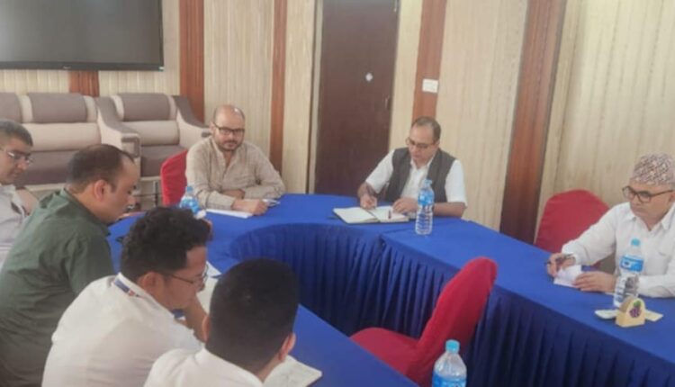 सेती अस्पतालका डाक्टरसँग स्वास्थ मन्त्री भाटले गरे छलफल