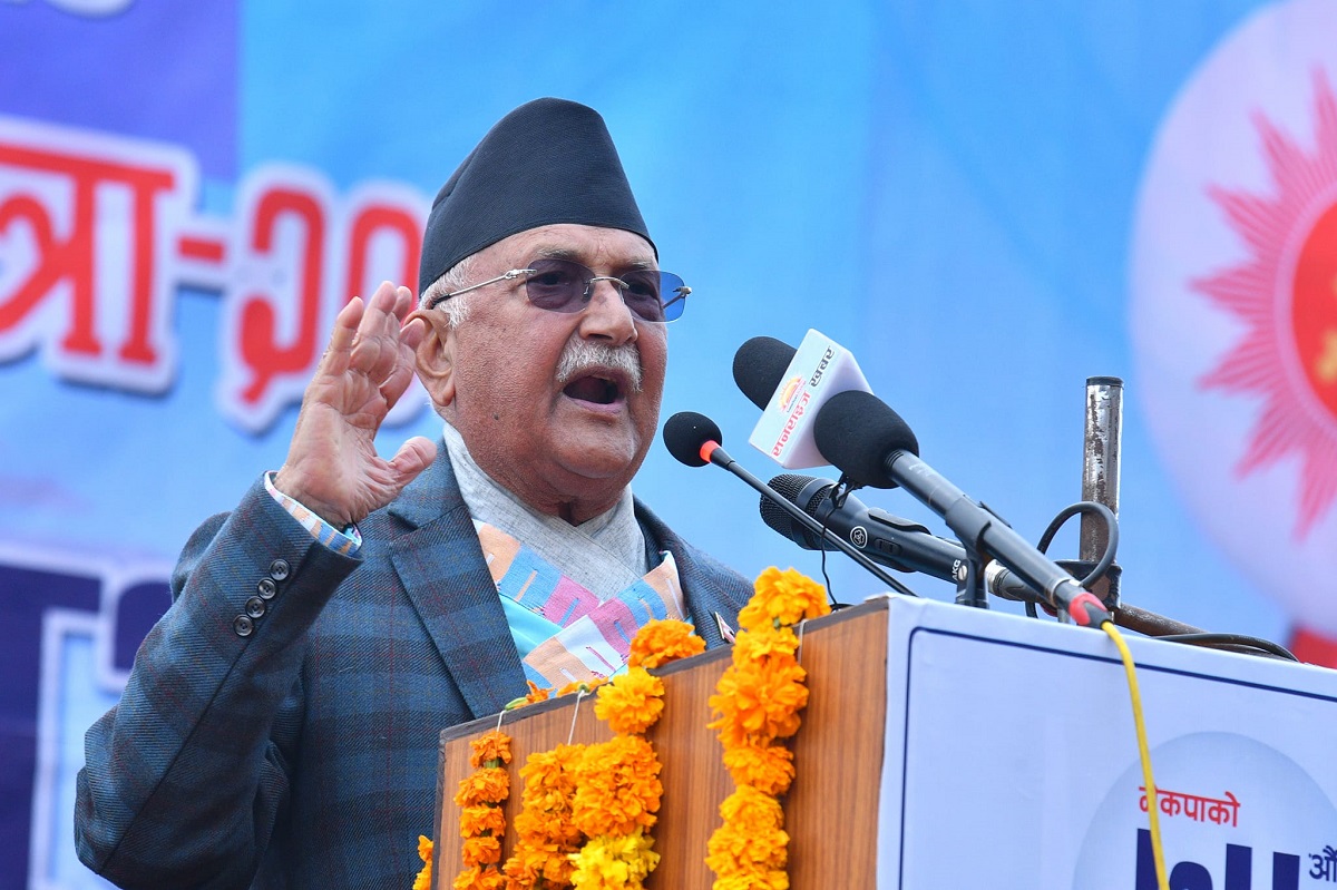 प्रधानमन्त्री प्रचण्डले  बोलाएपछि  बालुवाटार पुगे केपी ओली