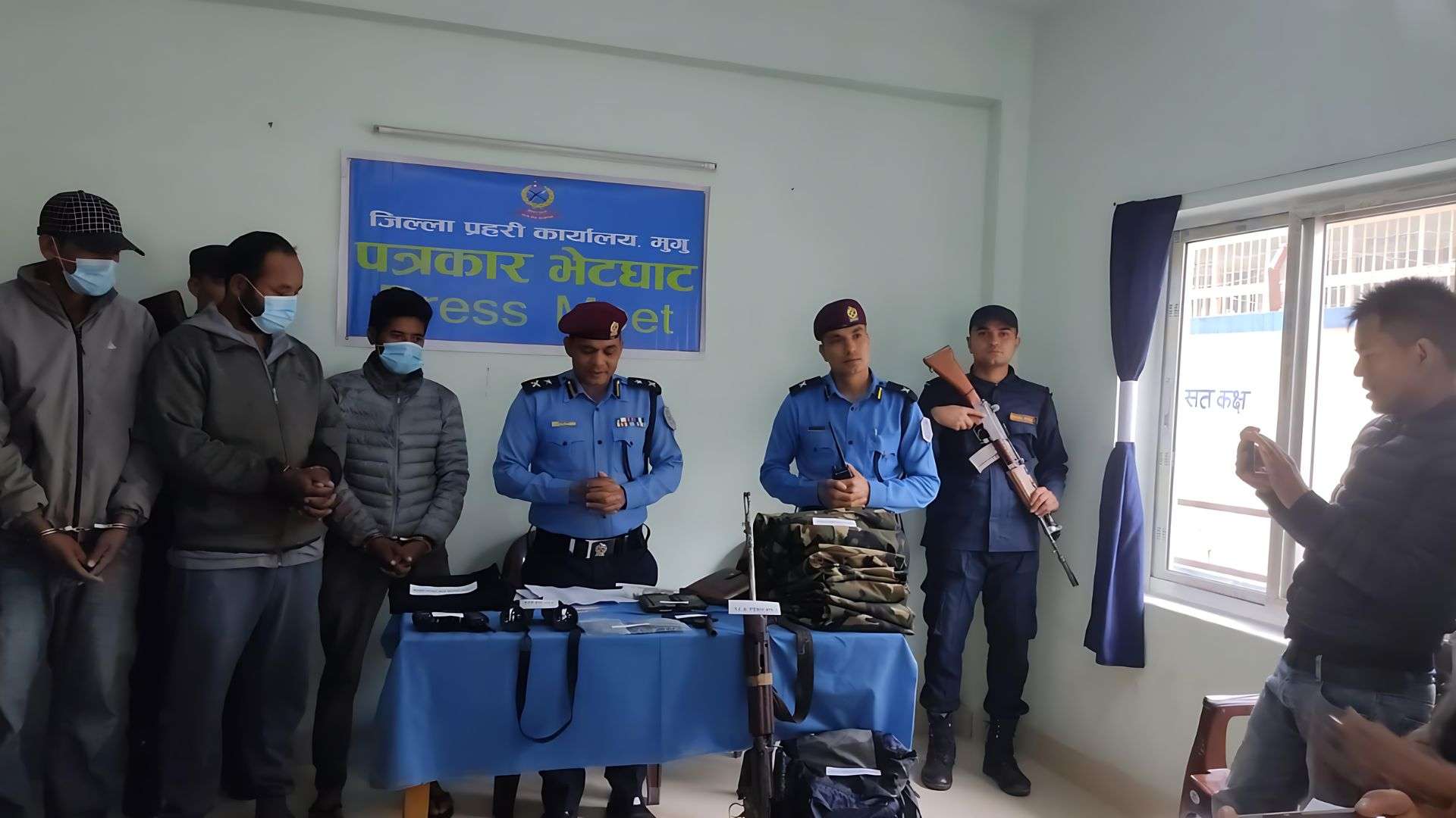 एसएलआर हतियारसहित ३ जना पक्राउ