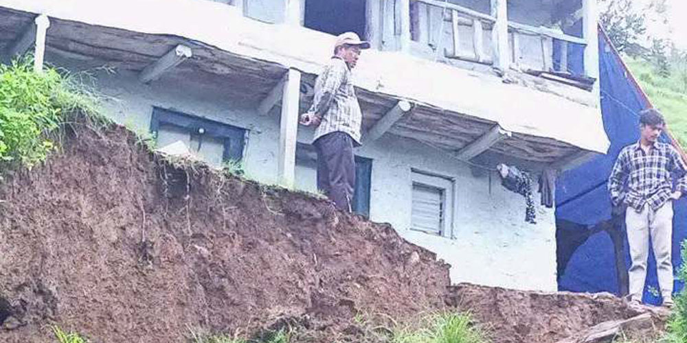 पहिरोको जोखिममा नाइना बस्ती