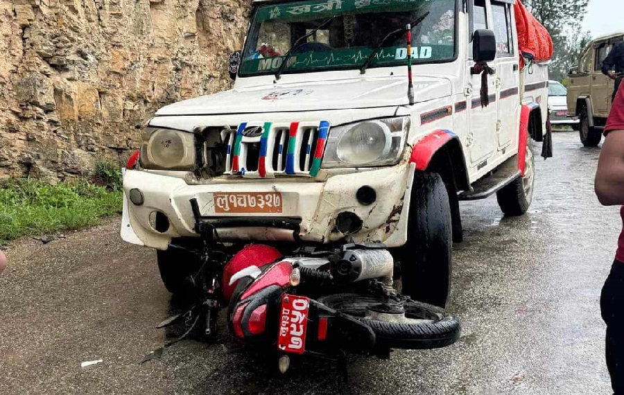 जिपले ठक्कर दिँदा मोटरसाइकल चालक घाइते