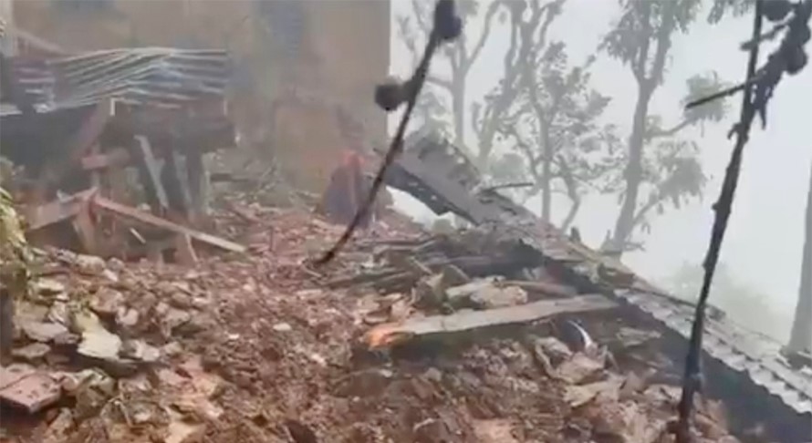 पहिरोमा पुरिएकी महिलाको जीवितै उद्दार