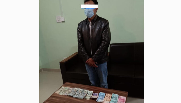 ३० हजार अमेरिकी डलरसहित एक जना पक्राउ