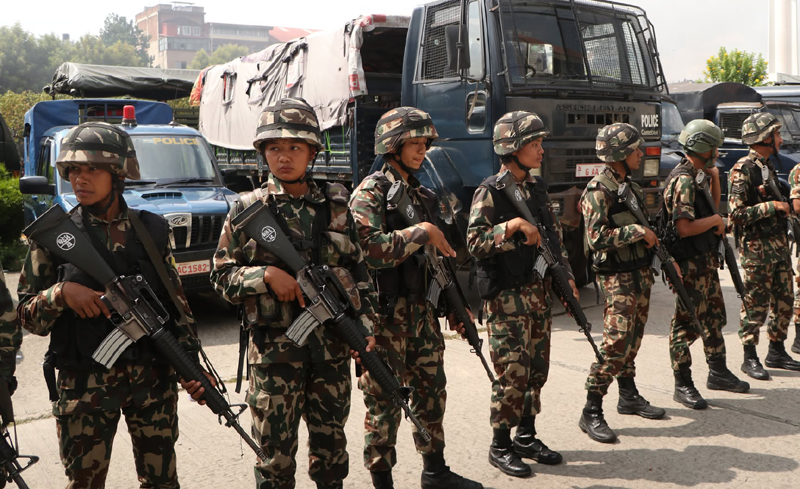 सडकमा सेना, विना काम घरबाहिर ननिस्कन आग्रह