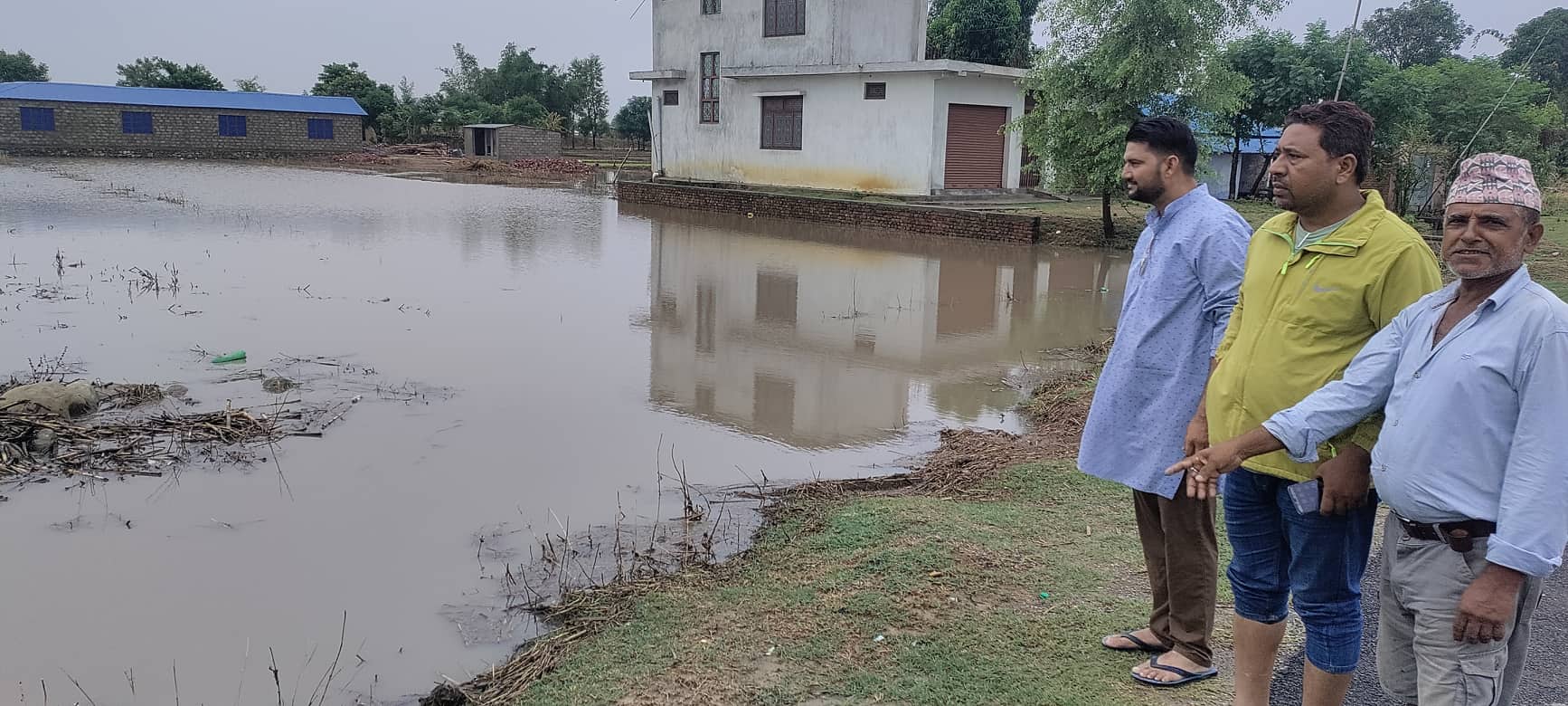 डुबानको जोखिम नियाल्दै वडा नम्बर १८ का अध्यक्ष रिजाल र समाजसेवी पाण्डे...