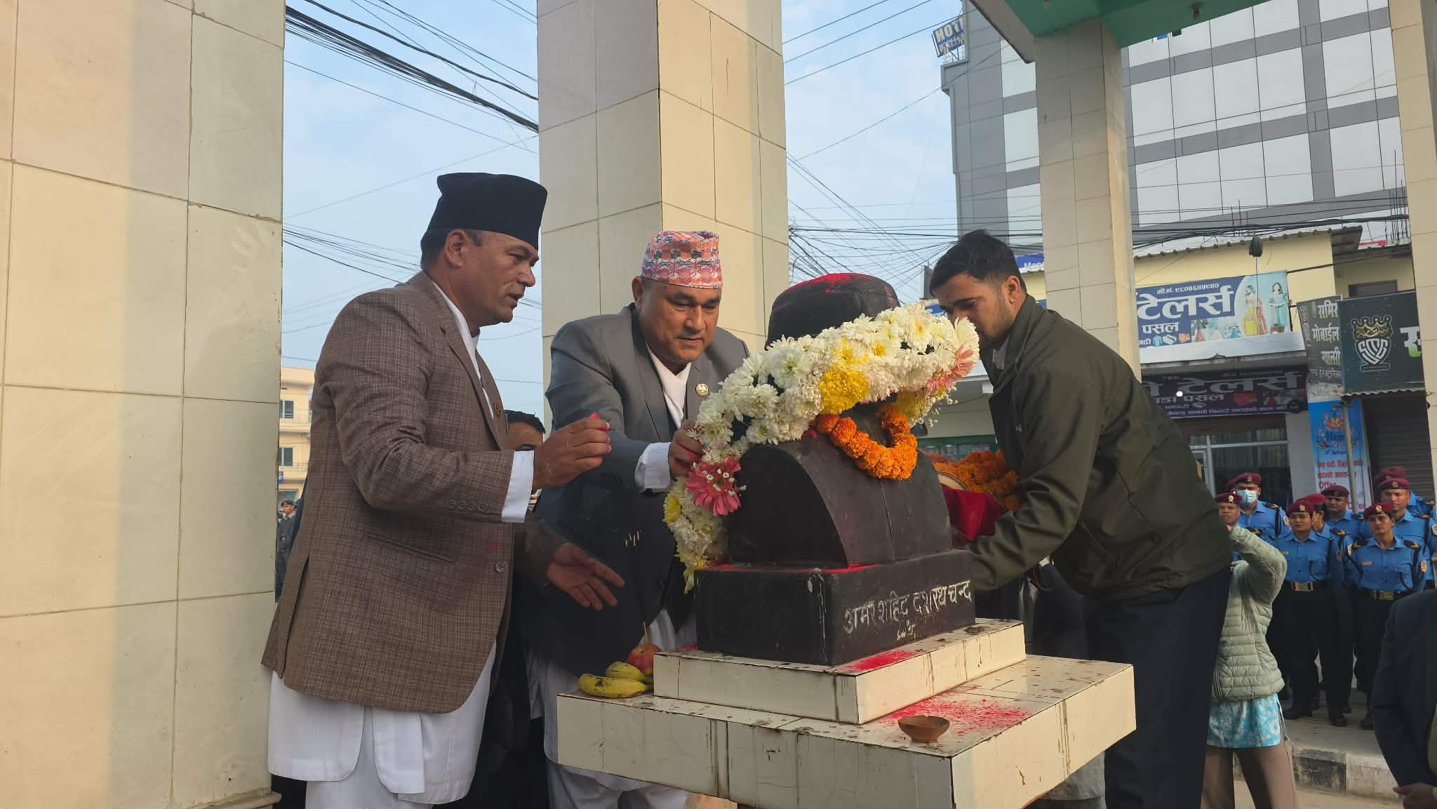मुख्यमन्त्री शाहद्धावार सहीदहरुको स्मारकमा माल्यार्पण