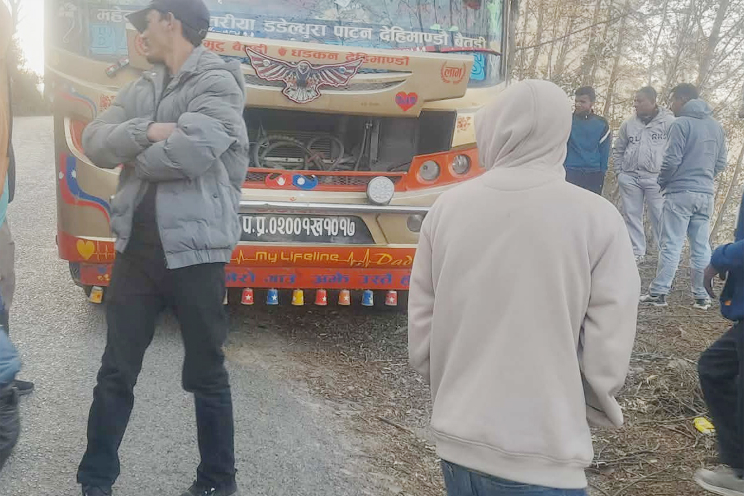 बैतडीमा बसको ढोकाबाट खसेर एक जनाको मृत्यु