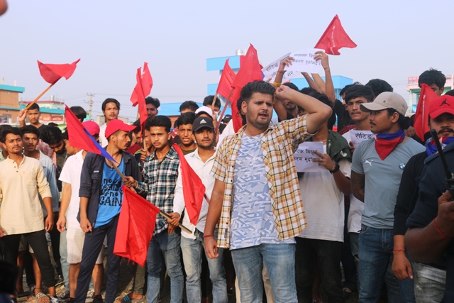 धनगढीको अनियमित विद्युत कटौतिको विरोधमा युवा संघ र अनेरास्ववियुको प्रदर्शन