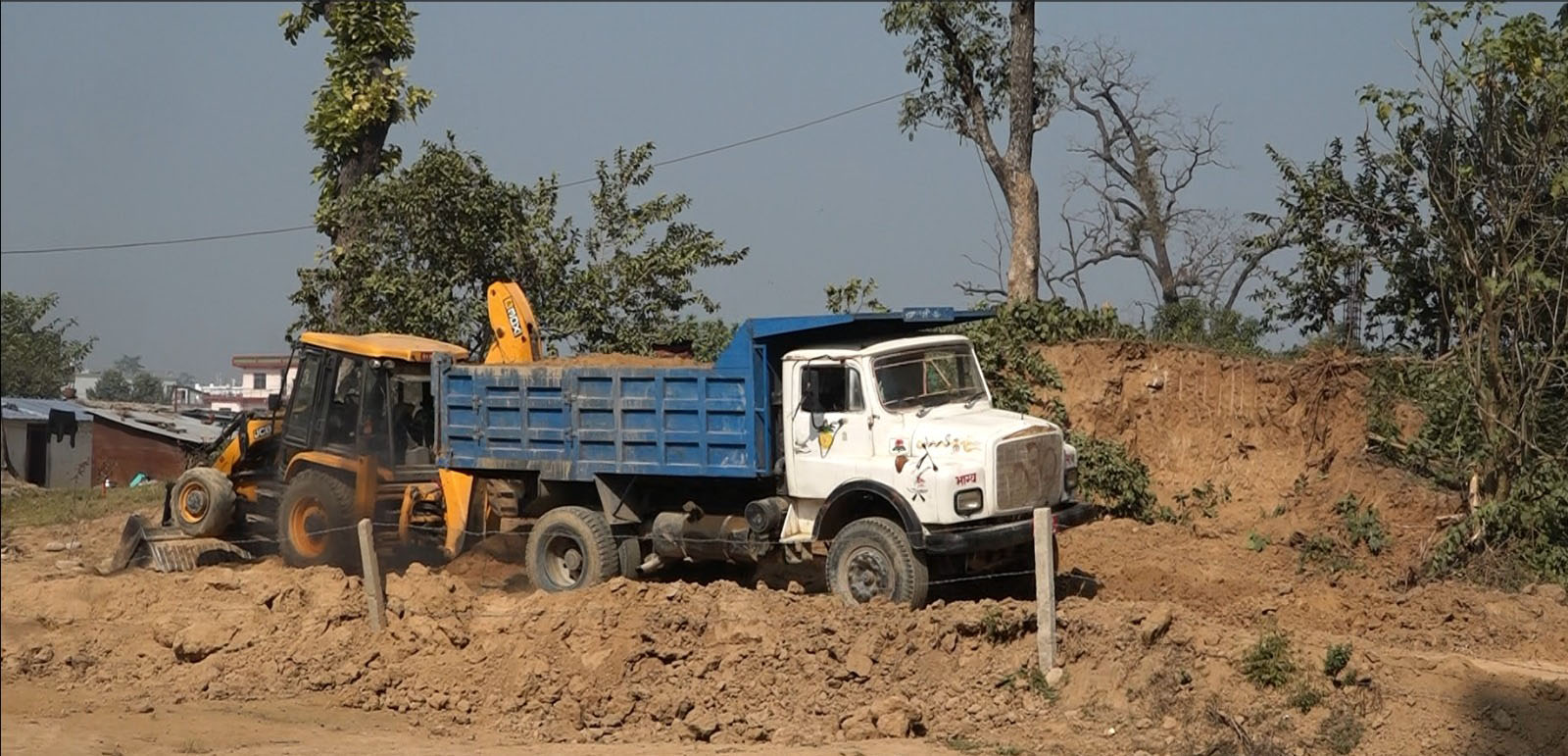 अवैध रूपमा सामुदायिक वनको माटो बिक्री