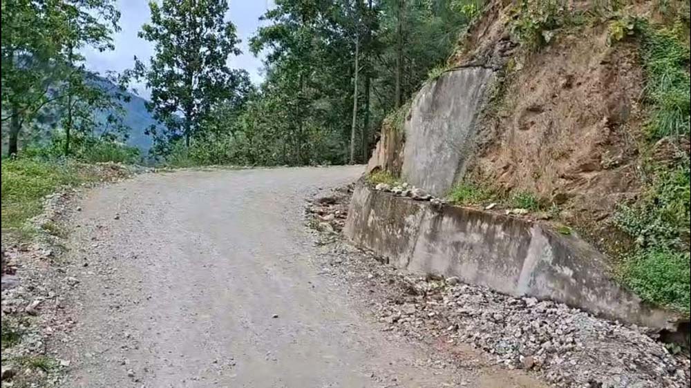 अछामको साँफेबगर-मेल्लेख जोड्ने सडक स्तरोन्नतिको काम अलपत्र