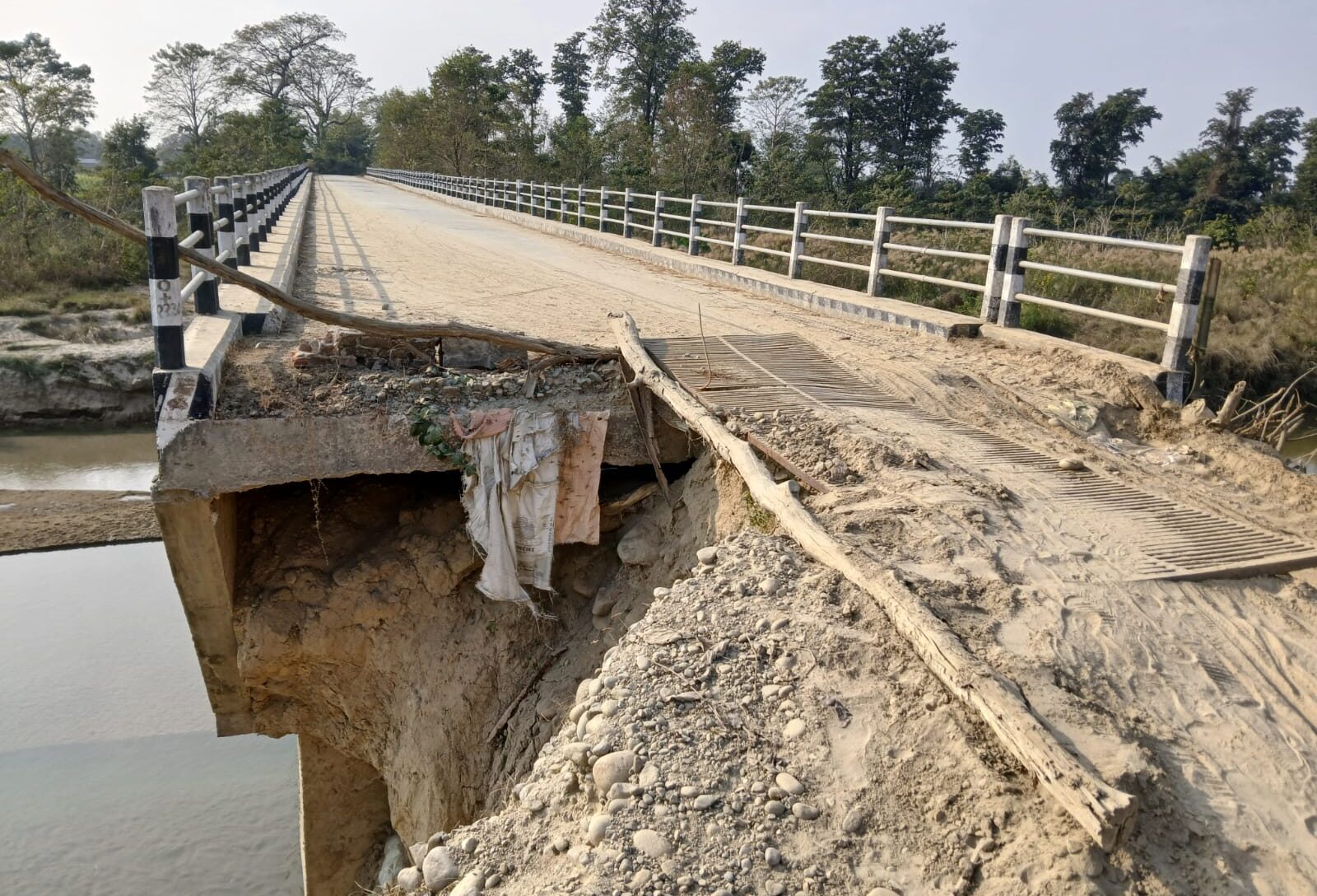 कैलालीको घुराहा नदीमा बनेको पक्की पुल धरापमा