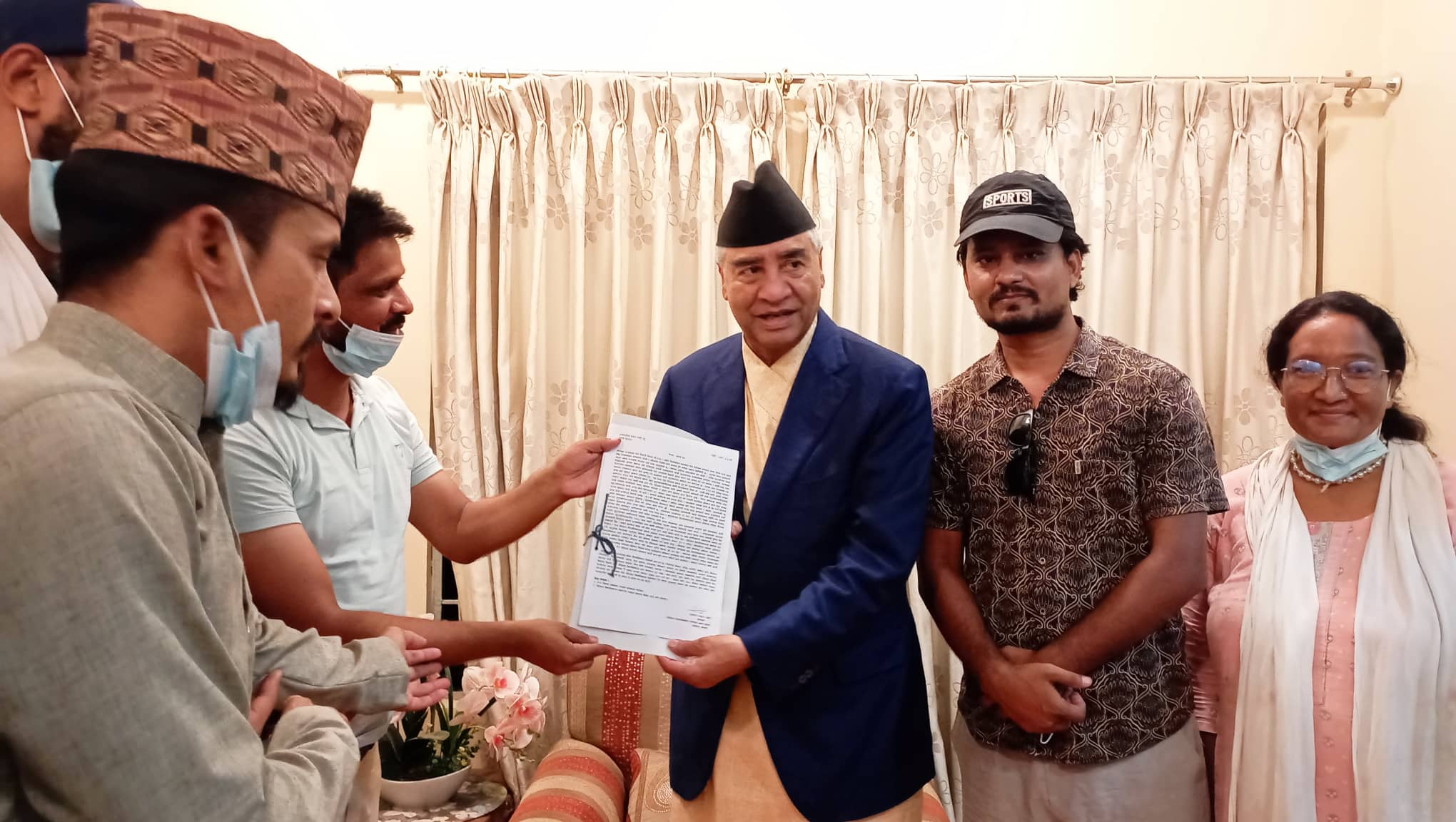मेडिकल विश्वविद्यालय स्थापनार्थ प्रधानमन्त्री देउवालाई ज्ञापन पत्र पेश