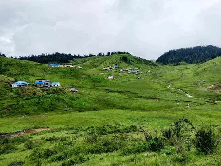 हेली टुरमार्फत २ सय बढी पर्यटकले गरे खप्तड अवलोकन
