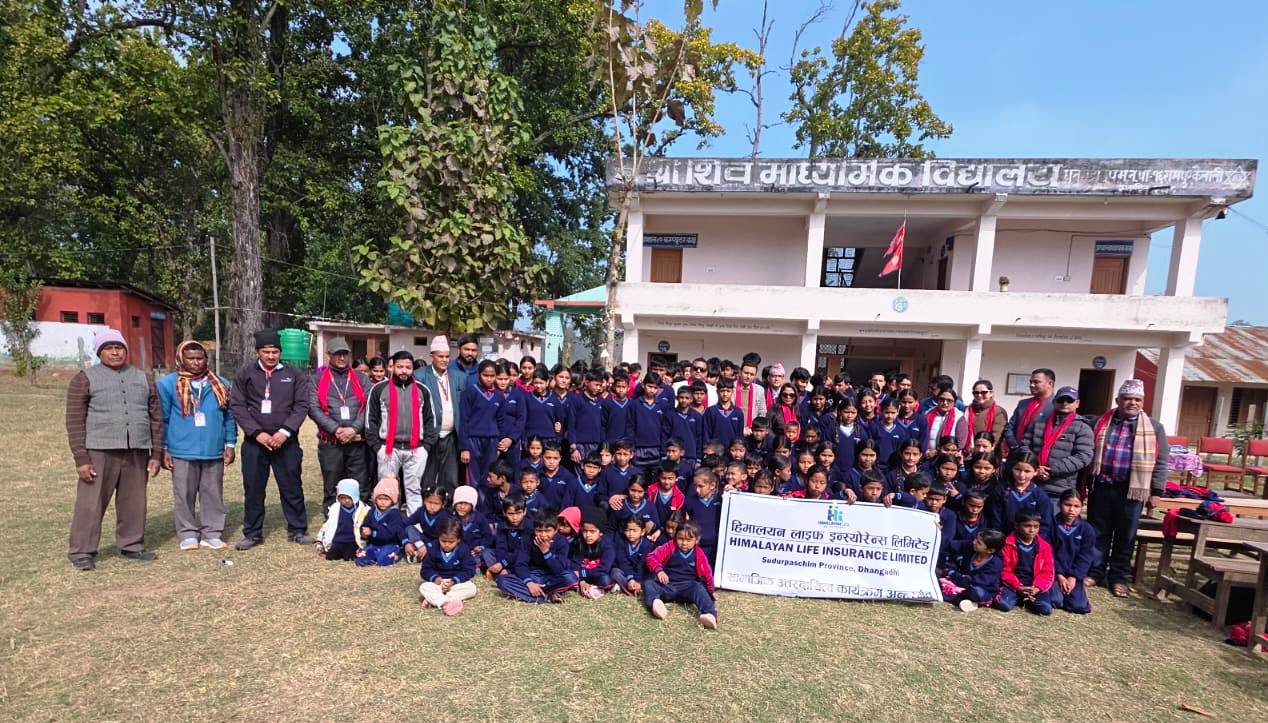 हिमालयन लाइफ ईन्सोरेन्स द्धारा  १ सय ७० विद्यार्थीलाई न्यानो स्विटर वितरण
