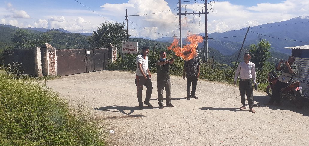 नेकपा डोटीले एमसीसी बिरोधमा मस्यौदा पत्रहरु जलायो