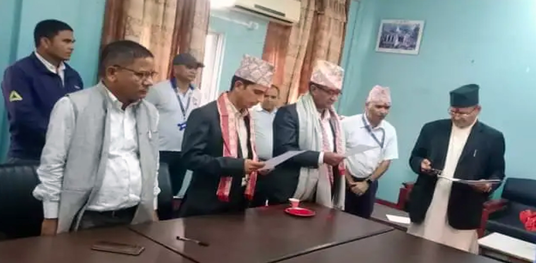 मोहन्याल गाउँपालिकाका नवनिर्वाचित अध्यक्ष देविदत्त उपाध्यायले लिए सपथ