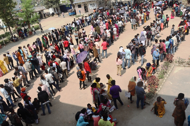 कैलालीमा म्यादी प्रहरी भर्ना का लागि आवेदन दिने को भिड ,बेरोजगारीकै कारण स्नातक पढेका युवा पनि ४० दिने जागिरको लाईनमा