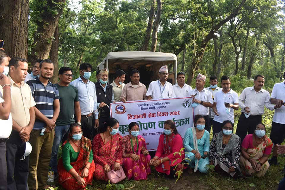 बृक्षारोपण गर्दै मनाईयो कैलालीमा निजामती सेवा दिवस
