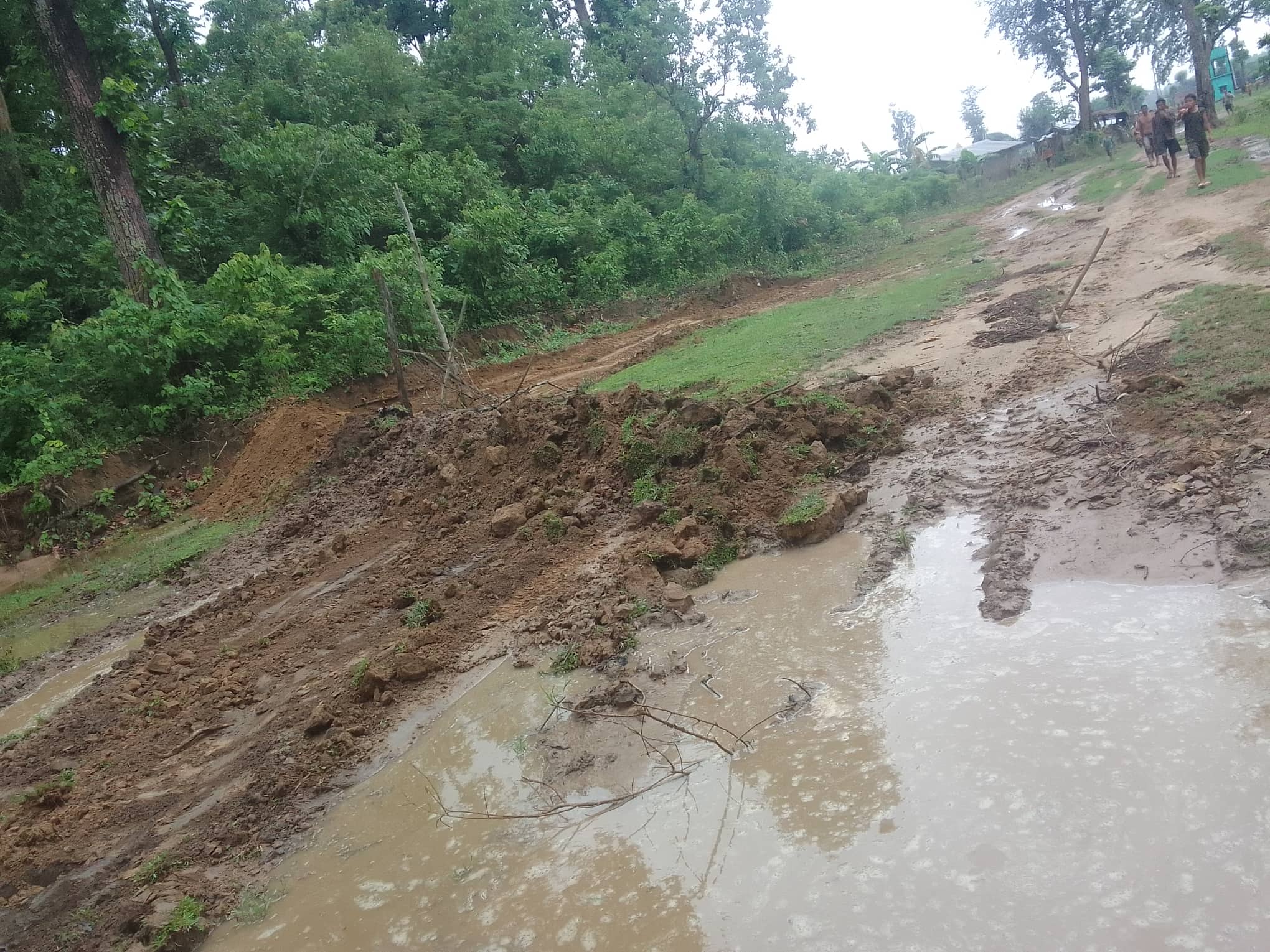 कैलालीमा वडा अध्यक्षको आदेशमा जंगलको पानी बस्तीमा फर्काएको भन्दै स्थानीय आक्रोशित