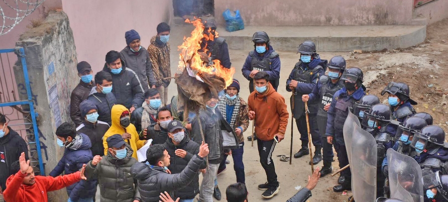 पेट्रोलियम पदार्थमा भएको मूल्यवृद्धिको विरोधमा प्रधानमन्त्रीको पुत्ला जलाए