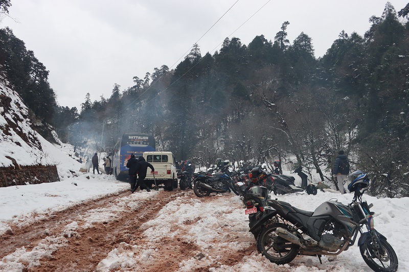 हिमपातका कारण मध्यपहाडी लोकमार्ग अवरुद्ध